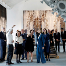 23. september: Dronning Sonja er til stede på åpningen av utstillingen "Forces de la Nature" (Naturens krefter) i Frankrikes nasjonalmuseum for keramikk i Sèvres. Foto: EPA/YOAN VALA